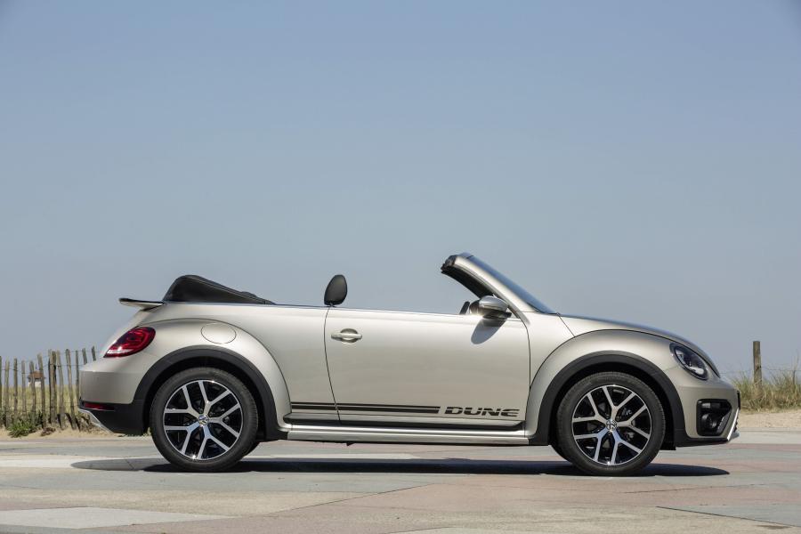 Volkswagen Beetle Dune Convertible 2016 года  (фото 16 из 32)